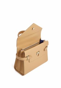 Bolso de mano de cuero color marrón claro con forma estructurada, asa única, cierre de solapa magnética y bolsillo con cremallera interior con forro azul contrastante.