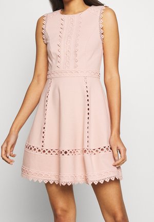 Rosa ärmelloses Kleid mit Spitzenakzenten und dekorativen Ausschnitten. Eng anliegendes Oberteil, ausgestellt Rock und gewellter Saum. Aus leichtem Stoff gefertigt.