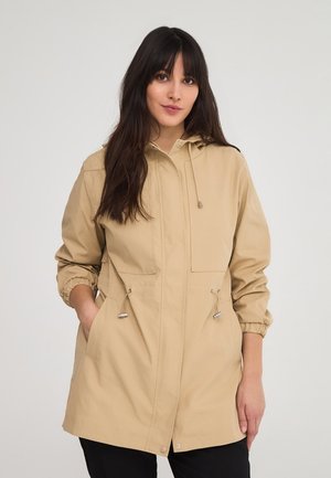 Giacca khaki con cappuccio, polsini elasticizzati, vita con cordoncino e due tasche frontali; tessuto liscio con vestibilità rilassata.