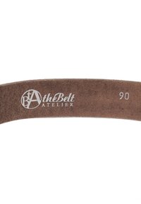 Brązowy skórzany pasek o gładkiej fakturze, z wytłoczonym napisem "theBelt ATELIER" oraz "90" na wewnętrznej stronie.
