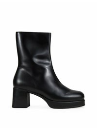 Botín negro de cuero hasta el tobillo con una textura suave y brillante, puntera redondeada y tacón cuadrado. Presenta un caña ajustada y elementos de diseño mínimos.