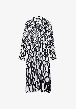Vestito camicia lungo con motivo di testo ripetuto in bianco e nero. Design con colletto, chiusura a bottoni e dettaglio in vita legato. Tessuto morbido.