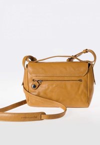 Braune Leder-Crossbody-Tasche mit Klappe, Reißverschlusstasche, verstellbarem Riemen und genähten Akzenten. Kompakte, rechteckige Form.