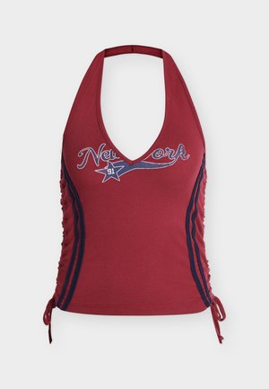 Κόκκινο τοπ με λουρί στη λαιμόκοψη με μπλε ρίγες στα πλαϊνά, κείμενο "New York 91" και λεπτομέρεια με αστέρι, με ρυθμιζόμενους δεσίματα στα πλαϊνά.