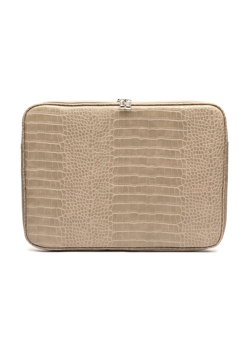 Beige kunstlæder laptop sleeve i krokodilleskindsdesign med en tekstureret overflade, lynlås lukning og rektangulær form. Glat finish med subtil glans.