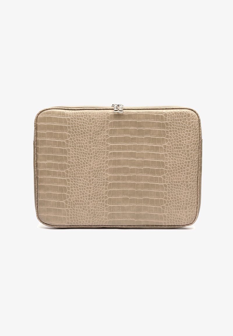 Beige kunstlæder laptop sleeve i krokodilleskindsdesign med en tekstureret overflade, lynlås lukning og rektangulær form. Glat finish med subtil glans.