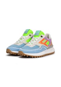 Scarpe sportive in mesh blu e materiali sintetici con dettagli verdi e arancioni, suole testurizzate e linguetta imbottita in contrasto.
