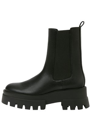Bottine noire avec une tige en cuir texturé, des panneaux élastiques sur les côtés et une semelle en caoutchouc épaisse avec des crampons proéminents.