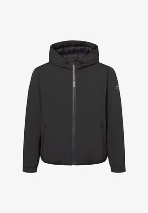 Chaqueta negra con capucha y cremallera frontal, dos bolsillos laterales con cremallera, cordones ajustables en la capucha y un logo sutil de la marca en la cremallera y en la manga izquierda.