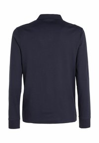 Marinblå långärmad polo skjorta med krage, tillverkad av slätt bomullstyg. Har en rak fåll och ribbade ärmänder. Inga synliga logotyper.