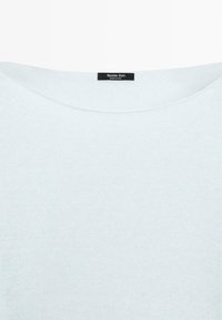 Lyseblå striktrøje med bådudskæring og sort Massimo Dutti mærke syet ind i kraven.