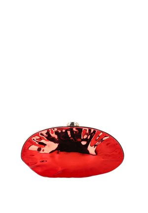 Glänzende rote abstrakte ovale Clutch mit metallischem goldfarbenem Rahmen und Verschluss, die Licht auf einer glatten, glänzenden Oberfläche reflektiert.