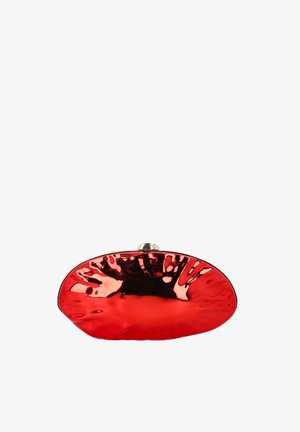 Lesklá červená abstraktní oválná kabelka s kovovým zlatým rámem a zapínáním, odrážející světlo na hladkém, lesklém povrchu.