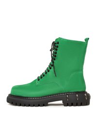 Botines verdes con un acabado suave, cordones negros y suela de goma gruesa con acentos metálicos y un diseño de punta redondeada.