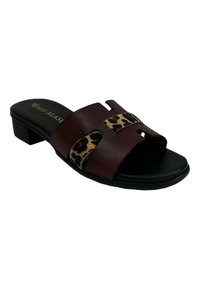 Sandalia deslizante de cuero marrón con acentos de estampado de leopardo, diseño de punta abierta, tacón bajo cuadrado y suela negra lisa.