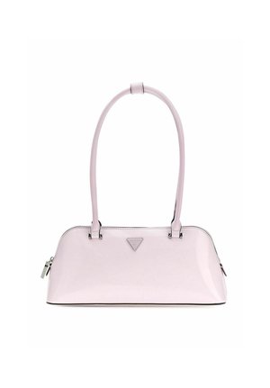 Lichtroze glanzende handtas met lange hengsels, zilveren rits en een driehoekig Guess-logo in het midden aan de voorkant.