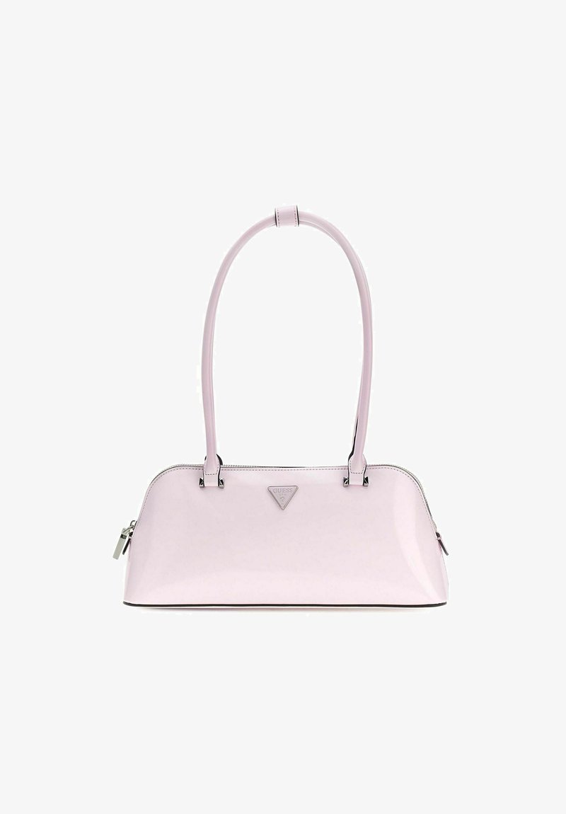 Sac à main rose clair brillant avec de longues anses, une fermeture éclair argentée et un logo triangulaire Guess centré à l'avant.