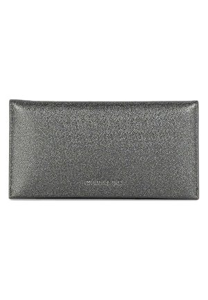 Portefeuille en cuir gris avec une finition texturée, de forme rectangulaire et avec un logo en relief. Il présente un design épuré et minimaliste, sans matériel visible.