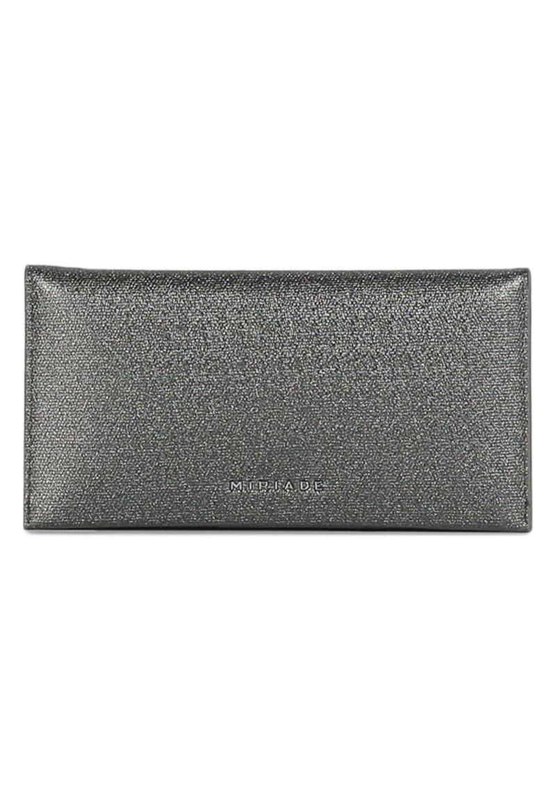 Cartera de cuero gris con un acabado texturizado, forma rectangular y marca emblema. Presenta un diseño limpio y minimalista sin ferretería visible.