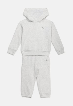 Svetlo siva kapucar za malčke z žepom kaki kenguru in ujemajoče se trenirke, obe z majhnim vezenim logotipom losa.
