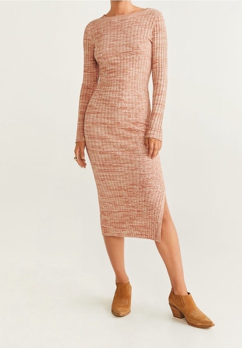 Abito midi in maglia a coste rosa pallido con maniche lunghe e spacco laterale, abbinato a stivaletti beige con tacco a blocco.