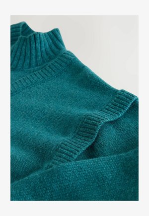 Skarpetowy sweter w kolorze turkusowym z wysokim żebrowanym kołnierzem; charakteryzuje się miękką teksturą oraz delikatnymi wariacjami kolorystycznymi; dopasowane krawędzie wzdłuż kołnierza.