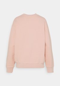 Sudadera de manga larga color rosa claro vista desde atrás, con puños, dobladillo y cuello redondo de canalé sobre un fondo blanco liso.