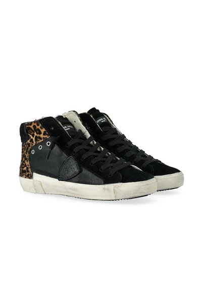 Sneaker alte realizzate in suede e pelle nera, con dettagli in stampa leopardata, lacci neri e una suola in gomma bianca usurata.