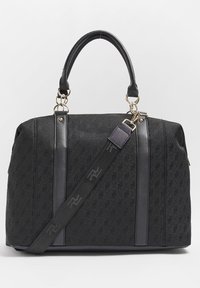 Sac à main noir en matériau texturé, doté de deux poignées, d'une bandoulière amovible, de quincaillerie dorée et d'un motif de logo subtil sur toute la surface.