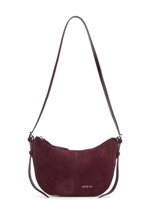 Petit sac à épaule en daim bordeaux avec forme courbée, bandoulière réglable, fermeture éclair et logo "nat & nin" à l'avant.