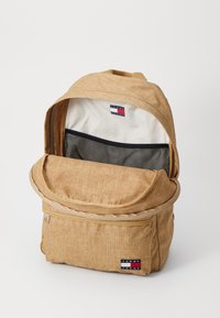 Tommy Jeans DAILY SEASONAL BACKPACK UNISEX - Mugursoma - natural khaki