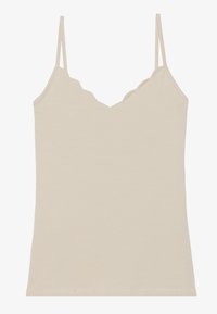 Beige tank topp med tynne stropper som har en scalloped halslinje. Laget av myk stoff, har den en tilpasset fasong og jevn tekstur.