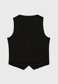 Czarna bezrękawnik z wysoką szyją, wentylami z tyłu i teksturowanym materiałem. Prosty design bez widocznych elementów metalowych czy zdobień.