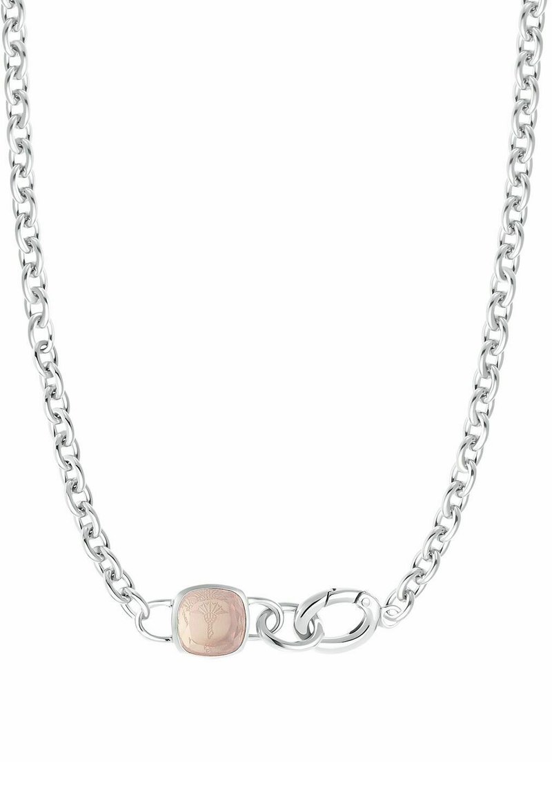 Collier chaîne en argent avec une pierre rose rectangulaire présentant un motif floral gravé près d’une fermeture à mousqueton.