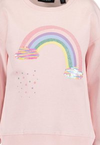 Felpa rosa con una grafica arcobaleno glitterato decorata con paillettes multicolori su nuvole e piccoli punti decorativi sotto il design.