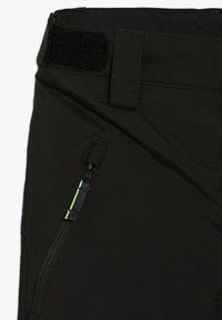 Zwarte broek met een klittenbandsluiting, een zijzak met rits en een groene accent, en een gladde textuur. Geschikt voor casual draag.