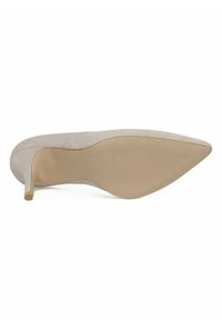 Bežīgas zamšādas augstpapēžu kurpes ar norādītu purngalu, spīdīgu bežīgu zoli un plānu 10 cm augstu stiletto papēdi. Gluda tekstūra, minimāls dizains.