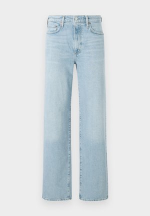 Jean en denim bleu clair à jambe droite, dotés d'une fermeture à bouton, de cinq poches et d'un léger délavage sur le tissu.