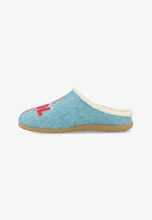 Zapatilla de fieltro en azul claro con texto bordado en rojo, forro de felpa blanca y suela de goma marrón. Diseño simple y redondeado.