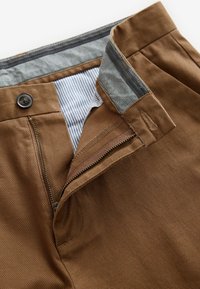 Next REGULAR FIT STRAIGHT LEG STRETCH - Pantaloni chino - tan brown