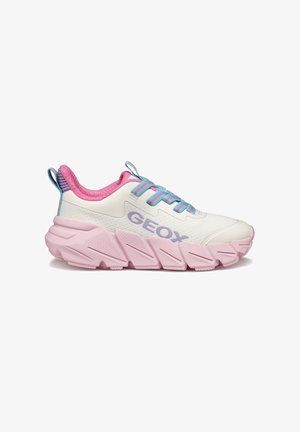 Zapatilla blanca con acentos rosas y cordones azules. Parte superior texturizada con agujeros de ventilación. Suela gruesa rosa con un patrón de olas y marca.