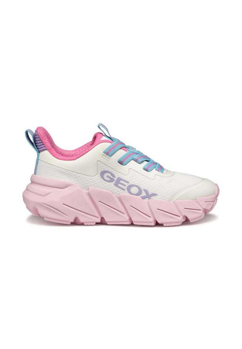 Baskets blanches avec des accents roses et des lacets bleus. Tige texturée avec des trous de ventilation. Semelle épaisse rose avec un motif en vagues et une marque.