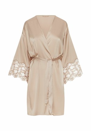 Beżowy satynowy szlafrok do kolan z szerokimi rękawami ozdobionymi kwiatową koronką oraz pasującym paskiem do wiązania w talii.