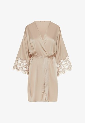 Beżowy satynowy szlafrok do kolan z szerokimi rękawami ozdobionymi kwiatową koronką oraz pasującym paskiem do wiązania w talii.