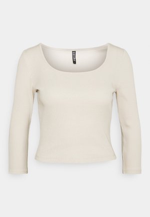 Beige, geripptes Langarmoberteil mit weitem Rundhalsausschnitt. Verfügt über eine taillierte Passform und minimale Nahtdetails.