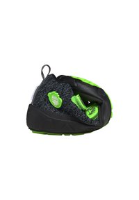 Zapato infantil negro y verde con parte superior de punto texturizado, puntera redondeada y suela de goma. Cuenta con correas ajustables y una pestaña en el talón.