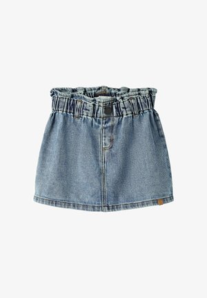 Hele sinine teksaseelik volditud elastse vöökohaga, eesmine nööp ja vööaasad, kujutatud valgel taustal.