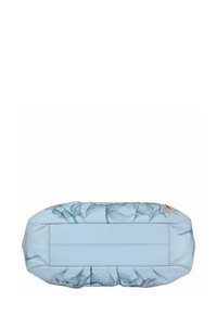 Lichtblauwe leren tas met bloemenprint, zachte geplooide textuur, rechthoekige vorm, ritsluiting en platte basis voor stabiliteit.