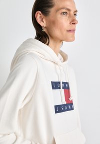 Tommy Jeans FLAG HOODIE - Felpa - ancient white