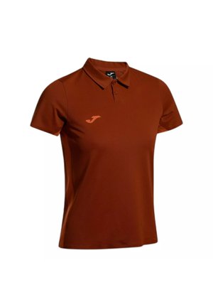 Polo de manga corta de color rojo óxido, con cuello, tapeta de dos botones y un pequeño logotipo de Joma en el pecho.